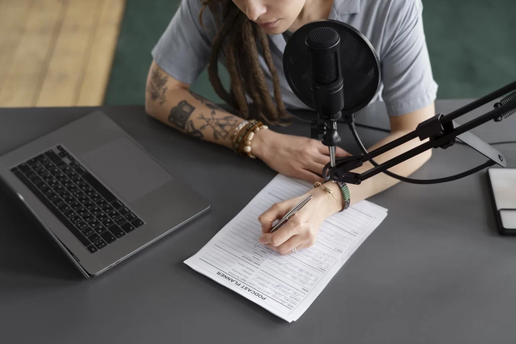 femme-grand-angle-prenant-notes-au-podcast